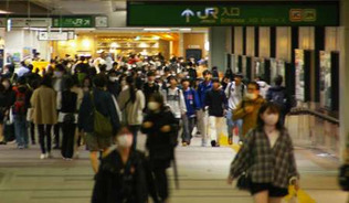 ７日午後、東京・ＪＲ八王子駅近くを歩く人たち