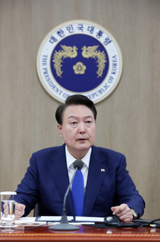 １１日、ソウルで、新型コロナウイルス対策の会議を主宰した韓国の尹錫悦大統領（ＥＰＡ時事）