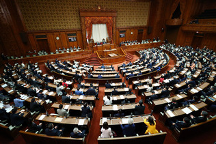 改正児童福祉法が成立した参院本会議=18日、国会内