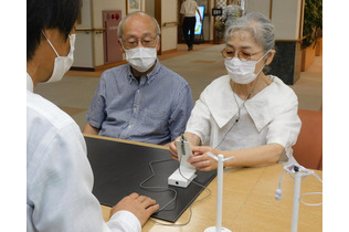 入居者向けに軟骨伝導イヤホン＝奈良の高齢者施設、全国初
