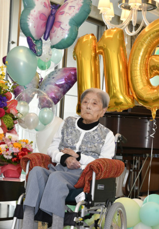 １１６歳の誕生日を迎えた糸岡富子さん＝５月２３日（兵庫県芦屋市提供）