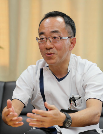 インタビューに応じる医師の内田恵一さん＝２月２６日、三重県四日市市