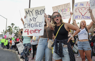 人工妊娠中絶の禁止・規制に反対するデモ＝２０２２年７月、米アリゾナ州ツーソン（ＡＦＰ時事）