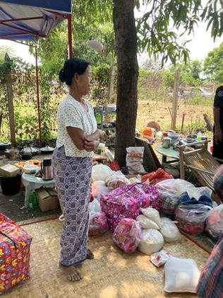 ミャンマーでの大地震後、屋外で避難生活を続ける被災者=25日、中部マンダレー地域