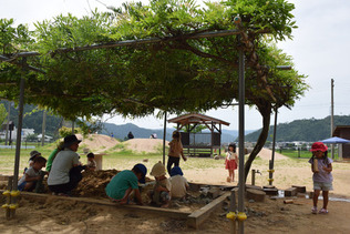 園庭で遊ぶ「とばっ子保育園」の園児ら＝７日午前、福井県若狭町
