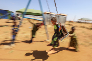 国連児童基金（ユニセフ）が運営する遊具で遊ぶソマリアの子供たち（ＥＰＡ時事、資料写真）