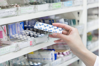 薬価、２５００億円引き下げへ＝患者負担軽減、来週決定―政府