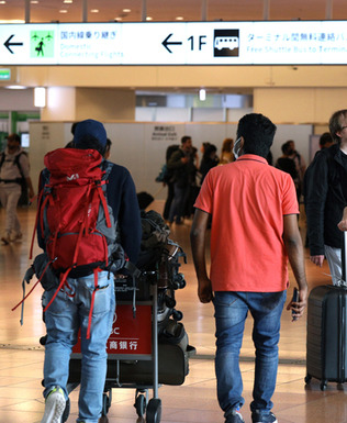 日本に入国した人たち＝４月２９日、東京・羽田空港（資料写真）