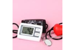 起立性低血圧を伴う高血圧管理、厳格 vs. 標準