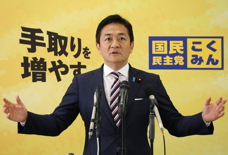 記者会見する国民民主党の玉木雄一郎代表＝２７日、国会内