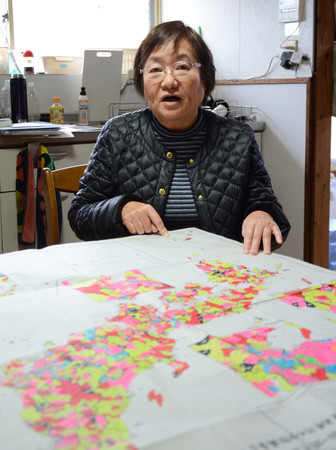 市区町村ごとに女性議員の割合を色分けしたお手製の日本地図を使って説明する鹿児島県南さつま市議の平神純子さん＝１月２４日午後、鹿児島県南さつま市

