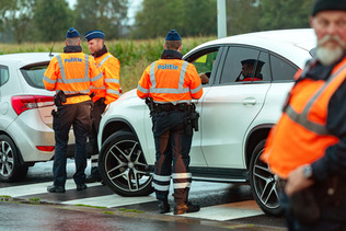 アルコールや薬物の検問をするベルギーの警察官＝２０２３年８月（ＡＦＰ時事）