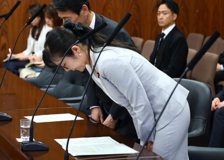参院内閣委員会で子ども・子育て支援法などの改正案が賛成多数で可決され、一礼する加藤鮎子こども政策担当相＝４日午後、国会内