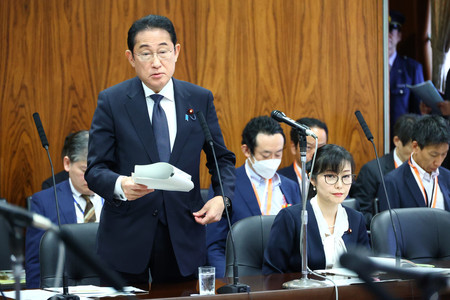 参院内閣委員会で答弁する岸田文雄首相（左）。右手前は加藤鮎子こども政策担当相＝３０日午前、国会内