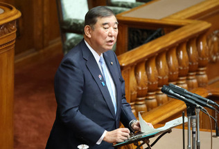 年金制度改革関連法案に関し、参院本会議で答弁する石破茂首相=4日午前、国会内