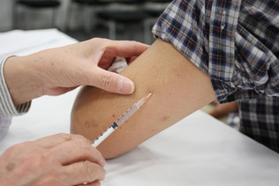 インフルエンザ予防接種を受ける人（資料写真）