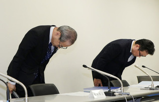近畿日本ツーリストの過大請求について頭を下げるＫＮＴ―ＣＴホールディングスの米田昭正社長（左）＝１日午後、東京都中央区
