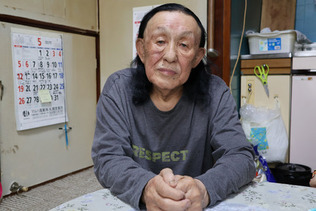 自宅で取材に応じる強制不妊訴訟の原告小島喜久夫さん＝１６日午後、札幌市北区