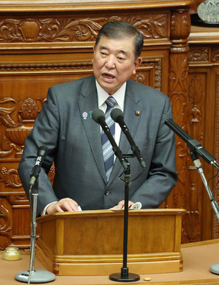 衆院本会議で年金制度改革関連法案が審議入りし、答弁する石破茂首相=20日午後、国会内
