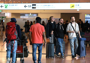 新型コロナウイルスの水際対策が終了した日本に入国した人たち＝２０２３年４月、東京・羽田空港