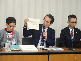 記者会見する全国がん患者団体連合会の天野慎介理事長(中央)ら=28日午後、東京都千代田区