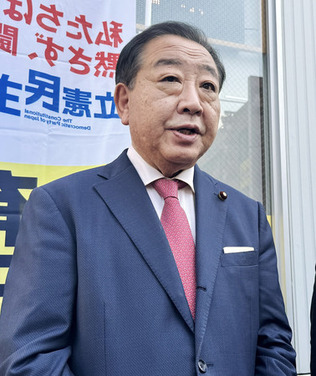 記者団の取材に応じる立憲民主党の野田佳彦代表=13日午前、東京都八王子市