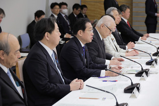 認知症施策推進本部で発言する岸田文雄首相（左から３人目）＝２６日午前、首相官邸