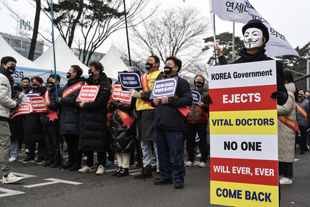 大学医学部の入学定員を増やす韓国政府の方針に反発する医師らのデモ＝３日、ソウル（ＥＰＡ時事）
