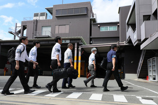 立ち入り調査のため小林製薬の旧大阪工場に入る大阪市の職員ら=2024年8月、大阪市淀川区