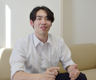 取材に応じる山田孝太郎さん=5月21日、新潟市