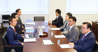 年金制度改革関連法案の修正協議を開始した自民、公明、立憲民主各党の実務者ら＝２２日午前、国会内