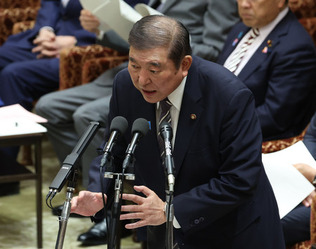 衆院予算委員会で答弁する石破茂首相=12日午前、国会内