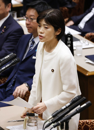 参院予算委員会で質問する立憲民主党の打越さく良氏＝１９日、国会内