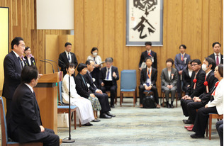 「未来をつくる　こどもまんなかアワード」の表彰式であいさつする岸田文雄首相（左端）＝２７日午後、首相官邸