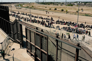 米国境で手続きを待つ移民希望者＝１０日、南部テキサス州エルパソ（ＡＦＰ時事）
