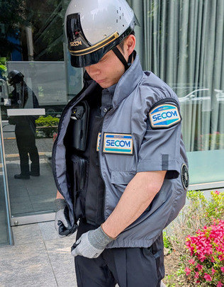 セコムが導入する防弾・防刃ベストの上から重ね着できるファン付きベスト=5月23日、東京都渋谷区