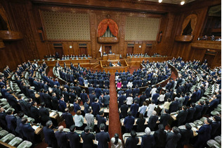 底上げ策でも解決遠く＝少子化加速、細る年金―現行制度に「限界論」も