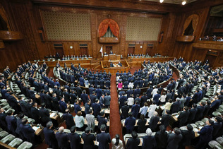 年金制度改革法案を賛成多数で可決した衆院本会議=5月30日午後、国会内