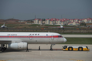 北朝鮮の高麗航空ツポレフ２０４型旅客機＝２０１６年５月、平壌の順安空港（ＡＦＰ時事）