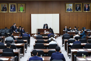 年金制度改革関連法案の修正案が審議入りした衆院厚生労働委員会=28日午前、国会内