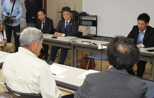 水俣病関係団体と意見交換する、環境省の前田光哉審議官(奥左から2番目)=16日午後、熊本県水俣市