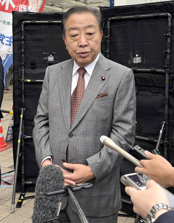記者団の取材に応じる立憲民主党の野田佳彦代表＝２７日、東京都立川市
