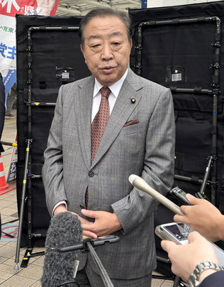 記者団の取材に応じる立憲民主党の野田佳彦代表=27日、東京都立川市