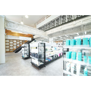 ～ヘアケア商品５０００アイテムが選べる美容室「alotta(アロッタ)」が 大阪・梅田茶屋町にオープン