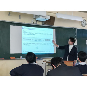 植物バイオテクノロジー教育を推進する埼玉県立杉戸農業高校と、産学連携による化粧品原料の技術開発にあたり、同校で「植物と化粧品の関り」をテーマとした特別講義を実施