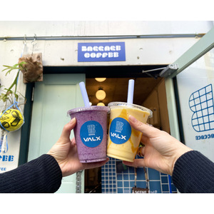 「Baggage Cafe Market」×VALX、表参道で大人気の本格コーヒーを提供するカフェとコラボしたプロテインスムージーの提供を開始