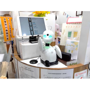 オリィ研究所の分身ロボット「OriHime」薬局で初導入　2024年7月16日よりキョーワ薬局での実証実験を開始