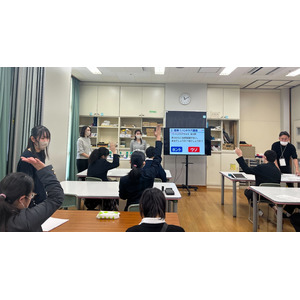 「触れる」は、「見る」を超えるコミュニケーション、エーザイの「ザーネ」が卒業を控えた東京都立文京盲学校の生徒さんに昨年好評だった参加型のハンドケア教室を今年も実施