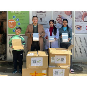 余剰在庫となった商材を活用した目に関わる社会貢献活動。1,068本のメガネフレームをネパールに寄贈