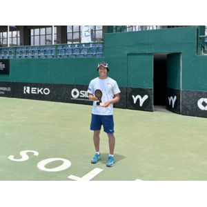 160cmの日本人プロテニスプレーヤーが世界で躍動！ ノアインドアステージ所属の松田龍樹がITFワールドテニスツアー男子シングルスで初優勝！